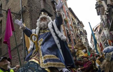 Melchor, Gaspar y Baltasar pasearon por las calles de la capital navarra con su comitiva real.