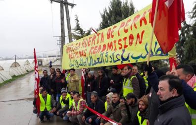 Trabajadores de la empresa Huerta de Peralta, en el inicio de la convocatoria de huelga de LAB.