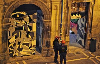 Agentes de la Policía Foral entran en el okupado Palacio Marqués de Rozalejo