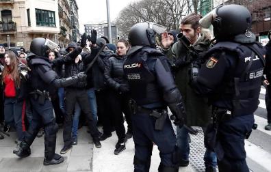 Efectivos de la Policía Nacional disuelven una concentración que han llevado a cabo un centenar de jóvenes junto al Parlamento de Navarra donde han acudido para protestar por la intervención de la Policía Foral esta madrugada en el palacio del Marqués de Rozalejo.