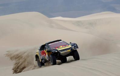 Loeb gana por delante de Nani Roma; De Villiers, nuevo líder en coches en el Dakar