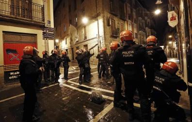 Carga policial en el casco viejo de Pamplona durante una "cacerolada" convocada en contra del cierre del palacio del Marqués de Rozalejo.