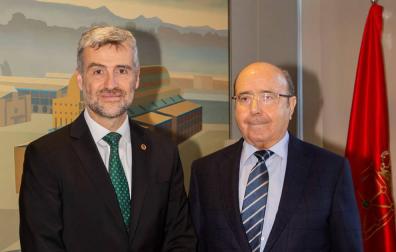 El rector de la UPNA, Alfonso Carlosena, y el presidente de MTorres, Manuel Torres.