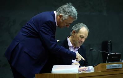 Geroa Bai y Bildu registran en el Parlamento su propuesta para una nueva ley de Policías