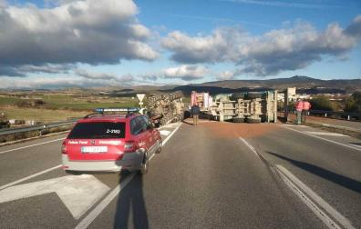 Vuelca un tractor en la NA-122 sin causar heridos en Cárcar