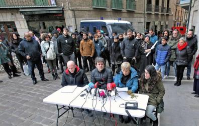 Amaiur Feliu y Carmen Rodrigo han leído un comunicado en nombre de los comerciantes y hosteleros de Navarrería.