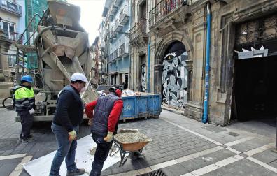 Comienzo de las obras para tapiar la puerta del gaztetxe Maravillas en el Palacio de Rozalejo.