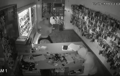 Espectacular robo en una tienda de móviles en Vic