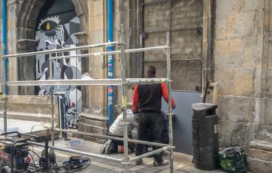 Varios operarios reparan y refuerzan la puerta dañada este jueves en Rozalejo