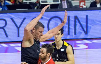El escolta navarro Álex Urtason es defendido por el pívot Colton Iverson