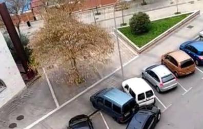 Un conductor ebrio golpea con su coche a varios vehículos aparcados en Pamplona