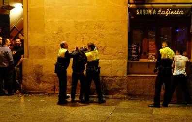 Agentes de Policía Municipal de Pamplona intervienen en una pelea en Pamplona, en una imagen de archivo.