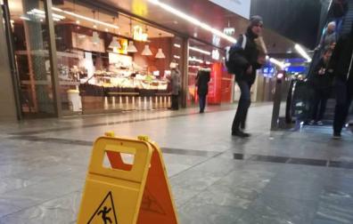 Una vela muestra el lugar del crimen.