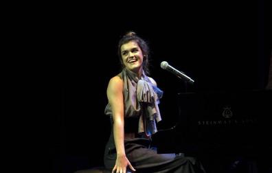 La ganadora de 'Operación Triunfo' ofreció este jueves, 4 de octubre, un concierto en el teatro pamplonés, acompañada por la Free Fall Band
