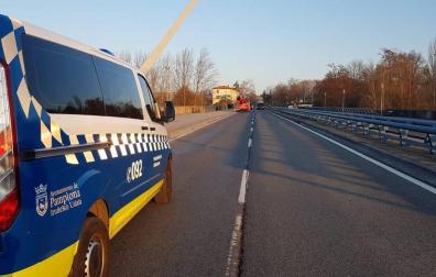 Puente del Vergel desde el que se ha desplegado la pancarta en apoyo al Gaztetxe Maravillas
