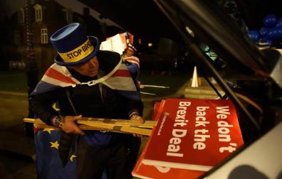 Un manifestante anti Brexit recoge las pancartas tras su protesta.