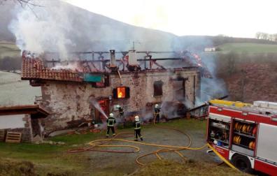 Un incendio destruye un caserío en Erratzu (Baztan) sin causar heridos