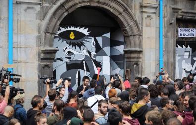 El movimiento okupa desalojado este viernes del Palacio de Marqués de Rozalejo en Pamplona ha celebrado una asamblea en la plaza del Castillo a la que han acudido varios cientos de personas y tras la que ha comenzado una 'kalejira' que ha sido frenada en diferentes puntos por la Policía Nacional