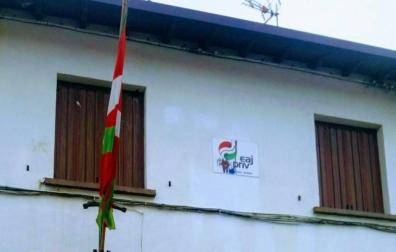 Tapian con ladrillos y cemento la puerta del batzoki del PNV en Alsasua en apoyo a la ocupación de Rozalejo.