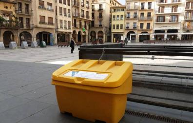 Uno de los contenedores de sal, colocado en la plaza de los Fueros de Estella.