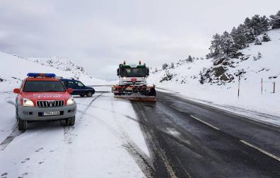 La nieve obliga al uso de cadenas en la N-137 en la Contienda