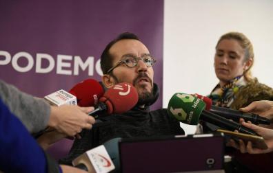 El secretario de Organización de Podemos, Pablo Echenique, hace declaraciones a su llegada a la primera reunión de su comité de campaña con los líderes territoriales del partido.