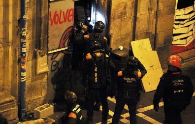 Agentes de la Policía Foral entran en Rozalejo