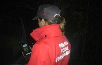 Una agente de la Policía Foral realiza un test de alcoholemia.