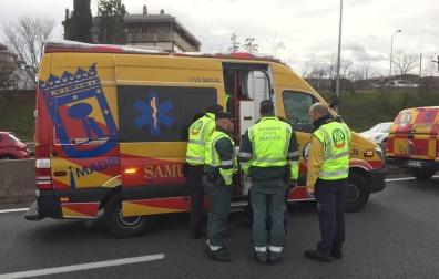 Un coche arrolla a un taxista que trataba de cortar la A-2 y se da a la fuga