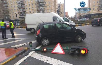 Un accidente entre dos vehículos en San Jorge finaliza con un semáforo en el suelo