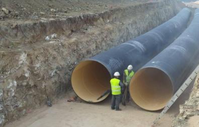 La ampliación del Canal de Navarra, como muestra la imagen, ya utilizó el sistema de dos tuberías soterradas para llevar agua hacia el Arga y el Ega.
