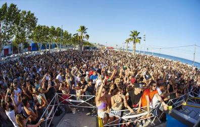 Asistentes a la actuación del productor y dj británico Richie Hawtin, en el Festival Sónar 2017.
