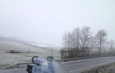 Tres heridos leves tras volcar un microbús escolar en Ibiricu a causa de la nieve