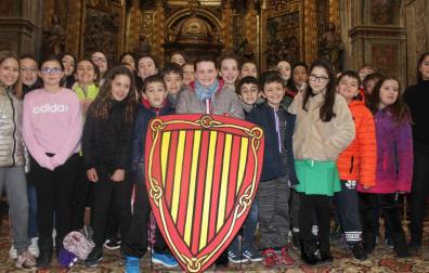 Juncal Quintana García, en el centro con el escudo de Viana, con el resto de los niños que formaron parte del cortejo y la ceremonia de coronación en la iglesia de Viana.