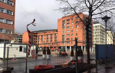 Tramo de la calle María Domínguez de Artica que se va a reurbanizar, a la altura de la plaza Central.