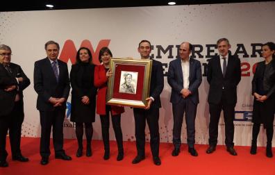 Santiago Sala, director general de Grupo Apex, Premio Empresario del Año, con su galardón, junto a Barkos y otras autoridades.