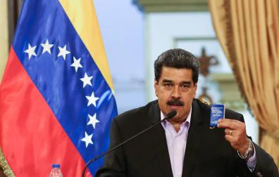 Maduro sostiene una Constitución de Venezuela en un encuentro con el cuerpo diplomático en el Palacio de Miraflores.