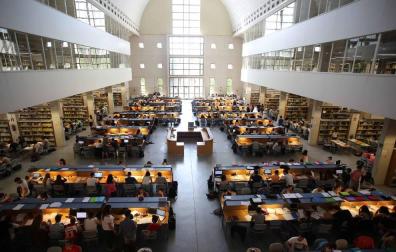 La biblioteca de la UPNA señaliza sus estanterías con códigos QR temáticos