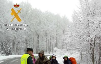 La nieve corta dos carreteras en Navarra y hace necesario el uso de cadenas en cinco
