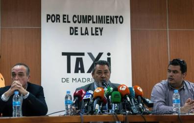 El portavoz de la Federación Profesional del Taxi de Madrid, Julio Sanz (c), junto otros representantes sindicales durante la rueda de prensa.