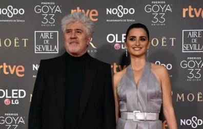 Los primeros invitados a la 33 ceremonia de los Premios Goya han comenzado a llegar a la alfombra roja del Palacio de Exposiciones y Congresos de Sevilla (FIBES) hacia las 18.20 horas de este sábado 2 de febrero
