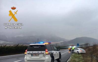 Un vehículo sufre una salida de vía en la A-10 sin que se produzcan heridos