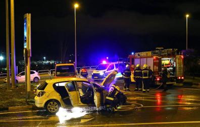 Arde un coche en el que viajaba un matrimonio en Azpilagaña