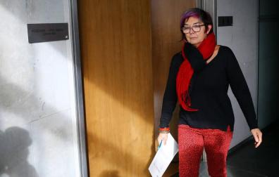Tere Sáez, saliendo del despacho del grupo parlamentario de Podemos-Orain Bai.
