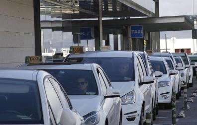 Taxistas y VTC acercan posturas para regular el sector en Navarra