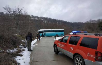 Atascado en San Miguel de Aralar un autobús escolar