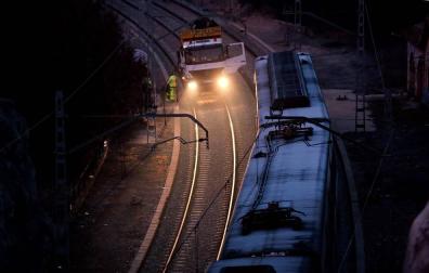 Renfe investiga las causas del "evidente fallo" que causó la colisión de trenes en Barcelona