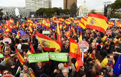 Numerosas personas se congregan ya en la plaza de Colón de Madrid