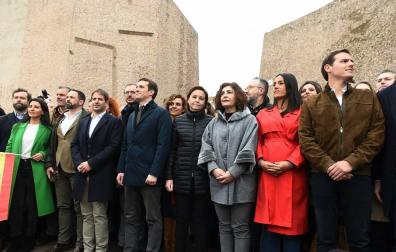 Casado, Rivera y Abascal, en la misma foto al final de la concentración en Madrid