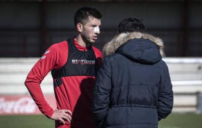 David García entrena con el grupo con una protección facial
